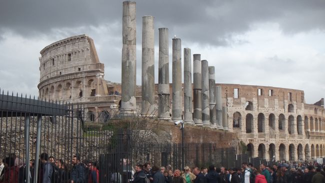 イタリア周遊10日間のツアーに参加して、イタリア各地をまわってきました。<br />見どころが盛りだくさんで、大忙しの旅でした。<br /><br />効率や気楽さなどを優先して、ツアーに決めましたが、次は個人でじっくりまわりたいです。実現するかしら。<br />　<br /><br />最後の観光地はローマです。どこに行っても人で溢れかえっていました。<br />遺跡が好きな私。「永遠の都ローマ」は素晴らしい所でした。