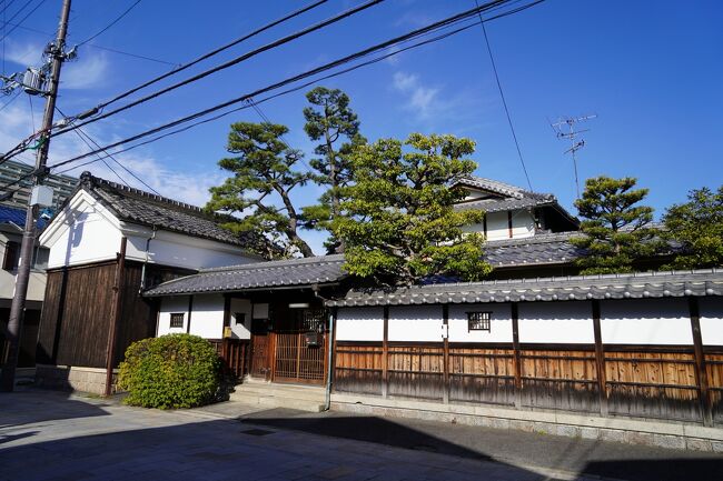 京都市の「東寺口」を起点として、久世橋から大山崎を経て西宮で山陽道と合流する西国街道（山崎街道）は、大坂を経由せずに西国と行き来できる脇街道で、ひろく西国諸大名の参勤交代に利用されました。<br /><br />京都府長岡京市はその西国街道に沿って形成された町で、江戸時代初めに二万石の禄高でこの地に封じられた永井直清により、山城長岡藩の陣屋町として造られたのが始まりとされています。<br /><br />公の宿場町ではありませんでしたが、西国街道沿いには商家や旅籠屋が立ち並び、あたかも宿場町のような役割を果たしていたようです。<br /><br />ＪＲ長岡京駅西口の再開発により大型商業施設や高層ビルが建設される中、特に神足地区を中心とした街道筋には往時をしのばせる町家が残され、通りには町並み景観に配慮して石畳舗装が施されています。