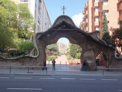バルセロナを歩く (3.6) ガウディのミラーリェス邸の石門のをみる。東洋的かな？