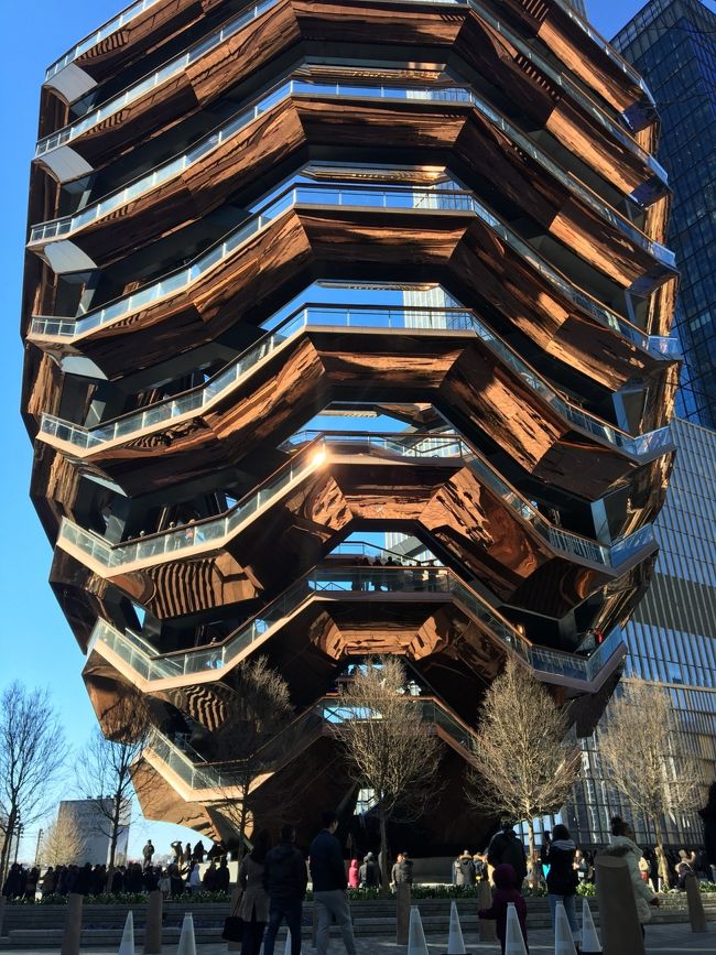 ニューヨークの最新ショッピングモールHudson Yards へ。アートで溢れた近代的なショッピングモール。