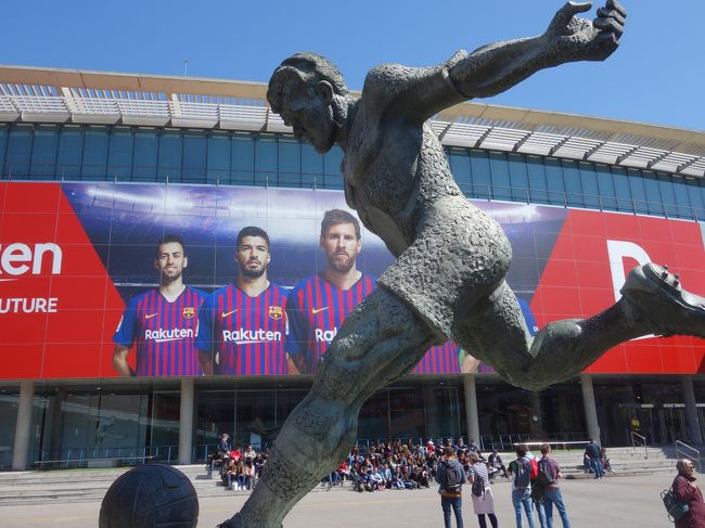 FC バルセロナの本拠地，カンプノウ・スタジアムを見て来ました。今をときめくメッシとスアレスの大きな写真が飾ってありました。オフィシャル・ショップで，しっかりFCバルセロナのグッズを買い込みました。