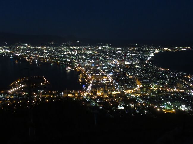 夜景好きの私たち。最近ではポルトガルのポルトに素晴らしい夜景を見に行きました。香港の夜景も定期的に見に行ってます。日本の三大夜景の長崎稲佐山、神戸の摩耶山は行ったけど函館はまだでした。これはぜひ行きたい！！娘がお得なJALを予約してくれたので、土日に月曜休んで２泊３日で行ってきました。すごくいい天気で思ったより暖かくて、函館山の夜景を堪能できました。美味しいものを食べて、温泉にも入ってほっこりできて楽しかったです。<br /><br />①	ホテルと回転寿司と函館山夜景<br />②	函館市電と五稜郭方面<br />③	八幡坂と船魂神社とハセガワストア<br />④	谷地頭温泉と函館朝市<br /><br />この旅行記は、函館到着からホテルWBFグランデ函館チェックイン、回転寿司「函太郎」、函館山の夜景観賞までの１日目のようすです。<br />