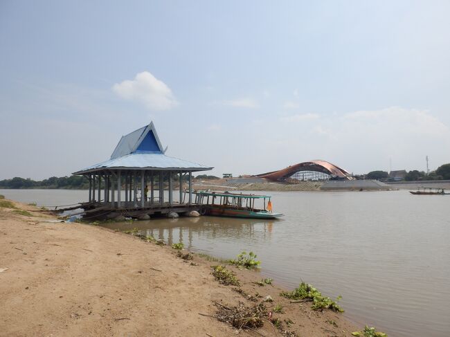 今回のタイ旅行も後半戦に突入して、ナコーンサワンまでやって来ました。<br /><br />もちろん初めて訪れる町(ムアン)ですが、ナコーンサワンでは訪れたい場所があったので楽しみにしていました。<br /><br />バンコク(クルンテープ)とアユタヤを流れるチャオプラヤー川(メナーム)。<br /><br />4年前の旅行から帰国したあとに、メナーム・チャオプラヤーのスタート地点がナコーンサワンにあるということを知りました。<br /><br />これは是非とも拝見したいということで、機会があったらナコーンサワンを訪れたいと思っていました。<br /><br />ナコーンサワンでは外国人(コン・タンチャート)観光客を見かけることもなく、ローカルな雰囲気にどっぷり浸ることができました。