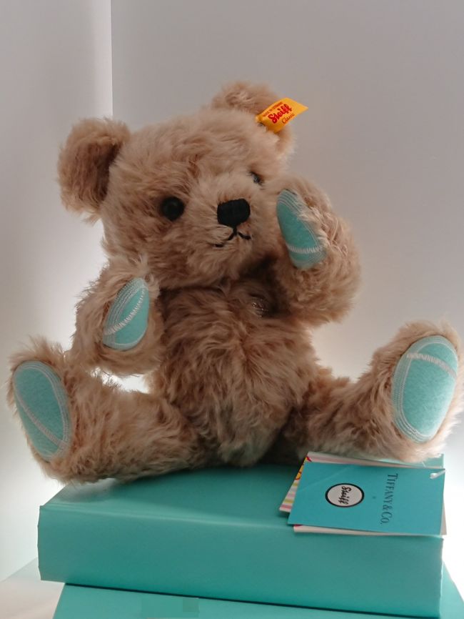 2019年4月19日、東京・表参道のキャットストリートに「TIFFANY ＆ CO.<br />（ティファニー）」のカフェがオープン！<br />日本初のティファニーのコンセプトストアです。<br /><br />2017年11月、ニューヨークの五番街にある「ティファニー」本店でも、<br />Breakfast at Tiffany&#39;s（ティファニー で朝食を）が実現できるカフェ<br />【The Blue Box Cafe（ザ・ブルー・ボックス・カフェ）】が<br />オープンしましたよね。<br /><br />日本の東京でも「ティファニー」のカフェであの映画で有名になった<br />ティファニーのクロワッサンなどがいただけちゃいます♪<br />ティファニーブルーの食器でいただく三段トレイにのった<br />アフタヌーンティーセットもあれば、それを趣味としているリンリンベルベルは<br />速攻飛びついちゃいますよ。芸能人もやってきました。<br /><br />『ティファニーカフェ＠キャットストリート』のカフェは予約必須！<br />ショップなどは行列に並べば入店できます。<br />予約なしでティファニーカフェ原宿（テイクアウトのみ）を利用する場合、<br />オープン時間の11:00から配布される整理券を受け取る必要があります。<br />（ドリンクなどのカフェメニュー、クロワッサンなどのベーカリー、<br />スイーツをテイクアウトをする場合、3階のカフェ下の整理券発行機で<br />整理券を受け取ること。ただし、枚数制限があるので整理券の配布は<br />終了してしまう可能性も・・・。）<br /><br />整理券を受け取るために行列に並んでから、整理券を受け取ってカフェで<br />オーダーするまでのトータルの時間は連日3～4時間かかることも・・・。<br />私たちは整理券をもらうまでと整理券をもらった後、実際にカフェで<br />オーダーをするまでにトータルで約2時間待ちました。<br /><br />ティファニーの限定アイテムもあります。<br /><br />明治神宮前のキャットストリートにちなんだ猫（キャット）モチーフの<br />ショッパーやカップなどもティファニーブルーで超ー可愛いです☆<br />たくさん写真を撮ってきたのでブログに載せますね。