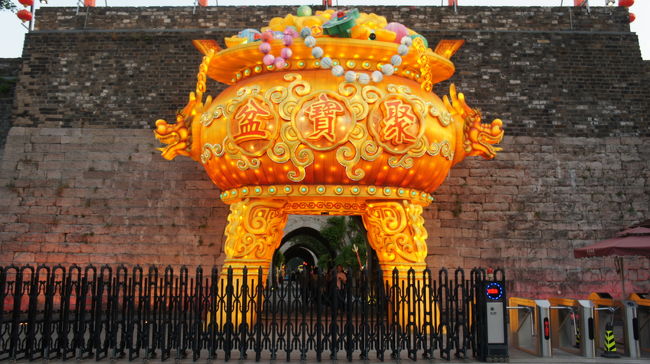 夫子廟は、儒教の始祖である孔子を祭っている場所である。メトロ３号線夫子廟駅に降りて徒歩１０分。中国っぽい建物がならぶ繁華街地区に位置し大勢の人であふれかえっていた。<br />夫子廟を出てから中華門を目指した。中華門から上れる城壁は、明の朱元璋が２１年かけて築いたものである。中国最大の城壁だとか。いまもその時の２/３が残っている。<br /><br />□行程　（所要約３時間）<br />地下鉄３号線夫子廟駅→夫子廟見学→徒歩→中華門見学→徒歩→地下鉄１号線中華門駅<br />
