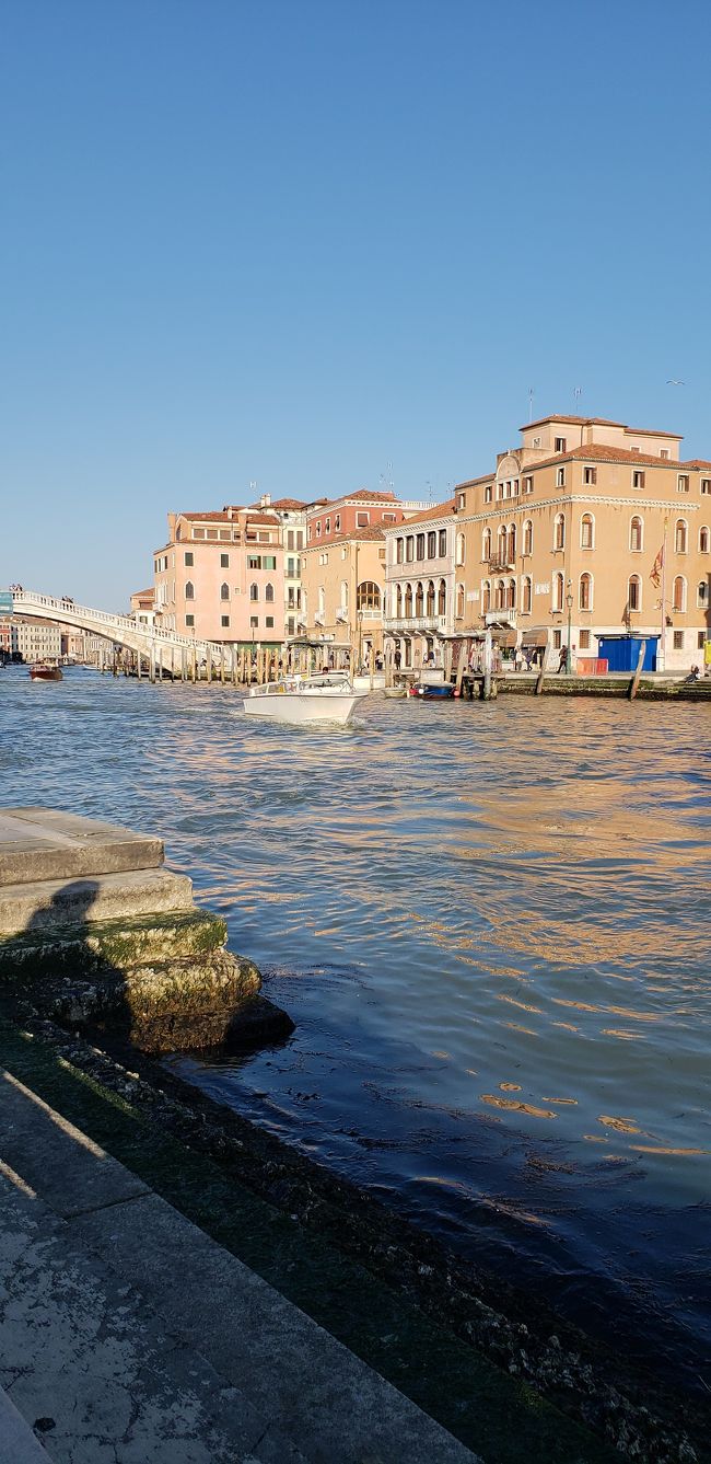 ヨーロッパ旅行でイタリアの最終日にベネチアへ行きました。イタリアの新幹線に乗って、ローマのテルミニ駅からサンタルチア駅まで4時間ほどかかりました。ゴンドラは現地で直接申込むよりネットの方が安いということで、当日ネットから予約しましたが、空きがあったため乗ることができました。イタリアのお兄さんが、ゴンドラをこいでくれ、ベネチアの街並みを楽しみました。それから、サンマルコ広場へ向かい、バルのようなお店で立ち飲み、ワインとシーフードなどのおつまみを楽しみました。ヴェネチアガラスや仮面などのお土産を見ているだけでも楽しめました。ヴェネチアは、車は一切なく、全て船なので、静かでヨーロッパ旅行で唯一落ち着けた街かもしれません。