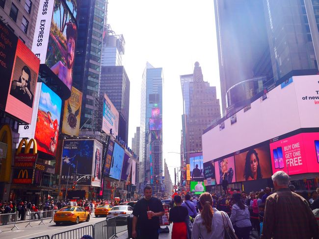 平成最後の旅行!!!<br />遂にずーっと憧れだったNYに行ってきました!!<br />完璧一人旅です。<br />少し長めに7泊8日★<br />NYは何でも高いのでホテルは避けて、Airbnbにしました!(´∇`)<br />(Airbnbは2年前LAで体験済み)<br /><br />NYは何でも規格外!!<br />沢山の刺激をもらった帰ってきた気がします(^^)<br /><br />航空会社:アシアナ航空(約101,000円)<br />宿泊先:Airbnb(65,000円)<br /><br />