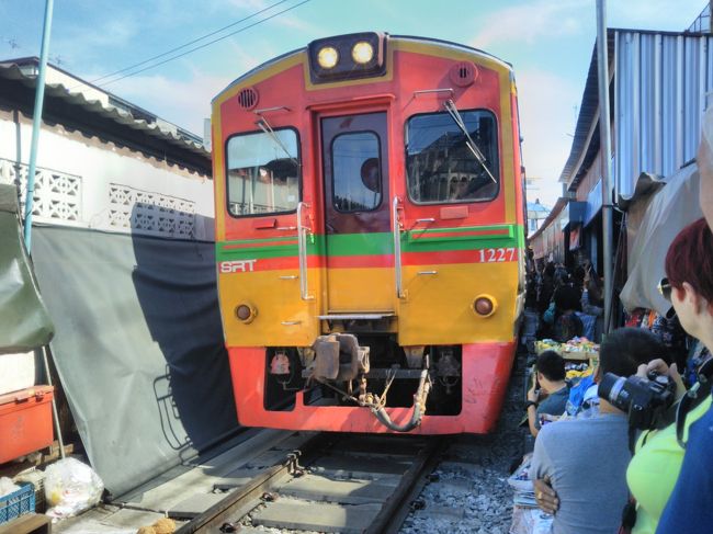 弾丸タイ1901　「線路上に広がる“折り畳み市場”を訪れました。」　　～メークローン～