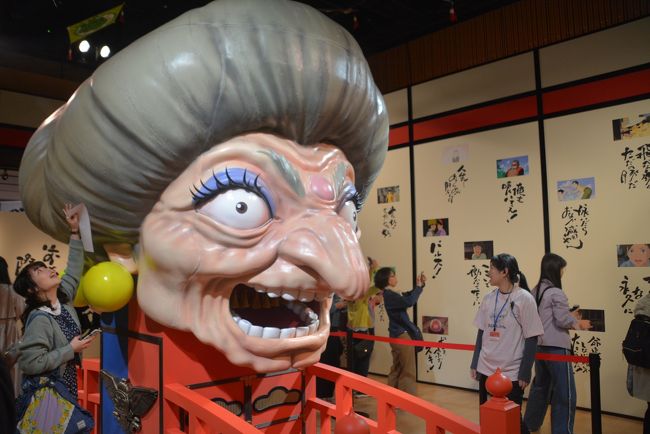 湯島聖堂から神田明神、文化交流館で開催されている「鈴木敏夫とジブリ展」へ向かいました。<br />ジブリ展は混雑が予想されていたので早めに家を出て正解でした。<br />開園時間も境内の混雑を避けるために25分も早くなりました。<br />前売り券をネットで購入していたので9時ちょっと前で前に並んでいたのは50人ほどでした。<br />帰るころには入場制限で整理券を発行していました。<br />「言葉と書」が中心ですのであまり子供向けではありませんが興味深いイベントでした。
