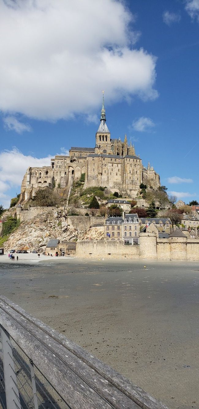 パリからバスで4時間ほど。個人旅行でしたが、モンサンミッシェルはオプションでツアーとなっていました。途中、ノルマンディーの村に立ち寄り、チーズを買ったり、有名なりんごのお酒のカルヴァドスを飲んだりしました。モンサンミッシェルは、日本人に人気の観光地のようで、パリではあまり日本人らしき人を見かけていなかったのですが、モンサンミッシェルに着くとたくさん日本人の方がいらっしゃいました。夜になると満潮で通れなくなってしまうという道路を歩き、少し離れたところから見るモンサンミッシェルは圧巻でした。名物のオムレツは、本店のメールプーラールのお店だとお高いので、ローラが前に取材で訪れていたことで知ったオーベルジュサンピエールで頂きました。とても美味しく、店員さんも日本語で時々話しかけてくれたりと親切でした。満腹のお腹で、修道院へ。階段が多くいい運動でしたが、世界遺産の凄さを感じました。今回は人生二度目のモンサンミッシェルでした。前回は夜でしたが、今回は昼間。見る時間によって全然印象の違うモンサンミッシェルはとても美しく、もう二度と行けることなんてないだろうと思っていましたが、また行けるなんて幸せでした。