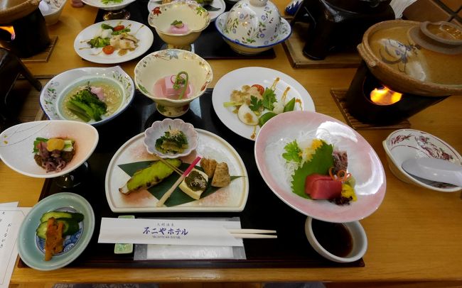 学会の後の土曜日,大鰐温泉に宿泊してから帰ることになった.大鰐温泉へ<br />1645発650M弘前行で,弘前で1672M 秋田行に乗り換える.この接続列車がYahooの乗り換え案内で出てこなくて,弘前までしか,切符を買っていなかった(最悪の場合には弘前からタクシーで行くつもりだった.)電車の案内で接続を知ったので,列車内で精算.大鰐温泉1740着 不二やホテル 1泊2食で13170円と週末にしては安い 驚いたのは美術品と骨董品がたくさん展示されている 店主の趣味だろうがすごい.かつての大鰐温泉とても羽振りが良かったのかと思う 泉質も良く,露天風呂もまあまあ.サウナもあるのがうれしいが,ちょっと暑めだった.しかしぬるいのよりはいい<br />夕食もこの料金としては種類も多くなかなか良かった.鍋ものの写真を撮り忘れたが,最後に釜飯は美味しいしうれしかった.朝食も定食とビュフェの中間で,これも種類が多くまあまあだった.この料金なら宿泊して損はない.<br />翌日は1950発のJR1643Mで弘前に向かう.弘南鉄道に本当は乗りたかったが,弘前駅のロッカーに荷物を預ける必要上やむを得なかった.<br />詳細はsuomita2<br />https://4travel.jp/travelogue/11478044