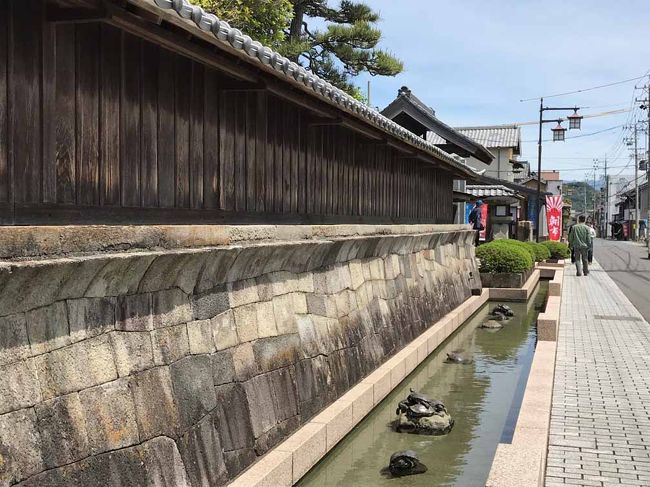 2019年ゴールデンウィークは10連休!<br />どこへ行っても混んでるし渋滞してるしで、遠出する気力は私にはありません。そこで、近場でいいところ!と選んだのが旧東海道由比宿です。<br /><br />由比は、江戸時代は東海道の宿場町として栄えていました。桜えびが獲れる港町としても有名ですが、今、桜えび春漁は解禁されてはいますが不漁が続いています。毎年5月3日に開催される桜えび祭りも中止になってしまいました。それでも少ない水揚げ量で由比の皆さんがんばっておられます。<br /><br />そんな由比の宿場町を歩き、あわよくば(?)桜えびを食べたい!とJRに乗って行ってきました。