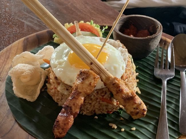 美味しいバリ料理のお店「バリニーズ ホーム クッキング（Balinese home cooking）」へお客様のリクエストで行って来ました。<br />今、とても人気のあるレストランだそうです。お客様に教えていただきました。<br /><br />場所はウブド クデワタンにあります。<br />民家の中にレストランがあり、バリ島の民家の雰囲気を楽しむ事も出き、バリのお母さんの味も楽しむ事が出来ます。<br /><br />写真は、ナシゴレン（焼き飯）、ガドガド（温野菜）、ベベッゴレン（アヒルの唐揚げ）です。<br /><br />料理の種類もたくさんあり、盛り付けも綺麗です。<br />お母さんの味、優しい味がします。<br />人気のお店ですので、事前ご予約をお勧めします。<br />ウブド中心地から距離がありますので、タクシーなどのご利用をお勧めします。