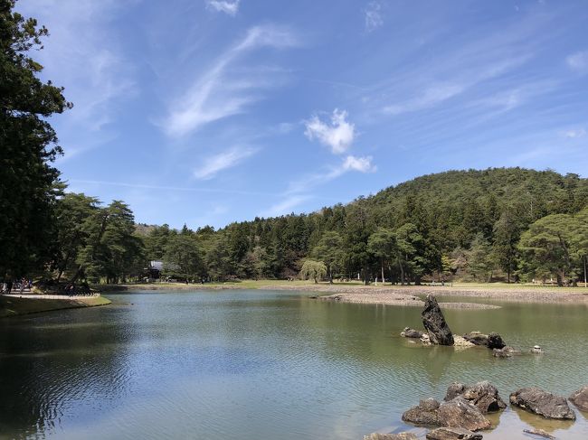 GWに平泉、松島、仙台に行ってきました。<br />10連休なのでどこも混んでるだろうと思ってたけど、平泉はそんなでもなかったです。松島は混んでました。<br />平泉はレンタサイクルして、天気もよく気持ちよかったです。毛越寺の池はなごみました。金色堂は見事でした。松島も天気がよかったので、大高森からの景色が素晴らしかった。仙台は終日雨でした。<br />塩釜の寿司がとても美味しかった。厳美渓の空飛ぶ団子は運良く流す方(店員側)をやらせてもらえて、興奮しました。<br /><br />1日目:新幹線で一ノ関→レンタカーで平泉。レンタサイクルで平泉観光。毛越寺、観自在王院跡、無量光院跡、柳之御所遺跡、高館義経堂、中尊寺→The BREWERSでランチ→レンタカーで達谷窟毘沙門堂→厳美渓、空飛ぶ団子→願叶乃湯→ふじせいでもち御膳→サンルートホテル一ノ関で一泊<br /><br />2日目:一ノ関→大高森→牡蠣御膳→松島湾クルーズ→五大堂→福浦橋→大江戸温泉ホテル壮観で一泊<br /><br />3日目:ホテルでゆっくり→塩釜すし哲→仙台。仙台市博物館→仙台城址→瑞鳳殿→レンタカー返却→喜助で牛タン→仙台から新幹線<br /><br />1.平泉、一ノ関