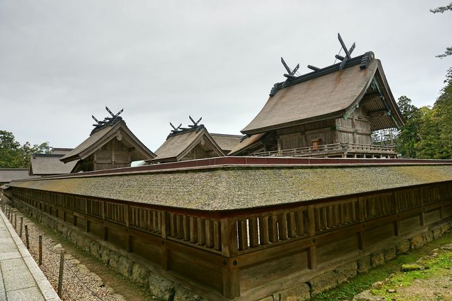 4月 19日（金）<br />曇り<br />出雲大社 平成の大遷宮でパワーアップした縁結びの神様です。中国縦貫道から三次で松江自動車道に入り、山陰自動車道経由で、出雲大社に初めて訪れました。嬉しいことに、松江自動車道は無料区間でした。<br /><br />表紙の写真は、平成の大遷宮により、約60年振りに御本殿が生まれ変わった出雲大社です。厳かな雰囲気が感じられる神聖な場所でした。<br /><br />＜参考サイト＞<br />出雲大社｜出雲観光ガイド【出雲観光協会公式ホームページ】<br />https://www.izumo-kankou.gr.jp/676　