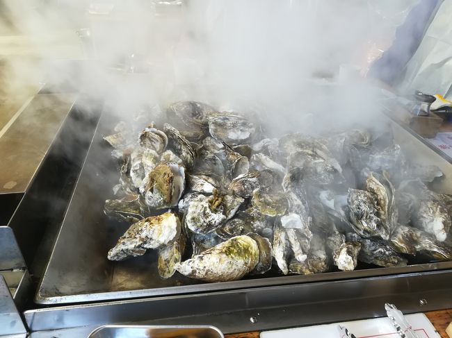 昨年末に高速バスと青春18切符を使って松島に行ってきました。天気も良く景色も流石「日本三景」です。素晴らしかったです。景色ももちろんですが食いしん坊の自分にとっては牡蠣小屋で「蒸し牡蠣食べ放題」を食べるのが1番の楽しみでした。45分食べ放題で苦しいくらい食べました。満足!!