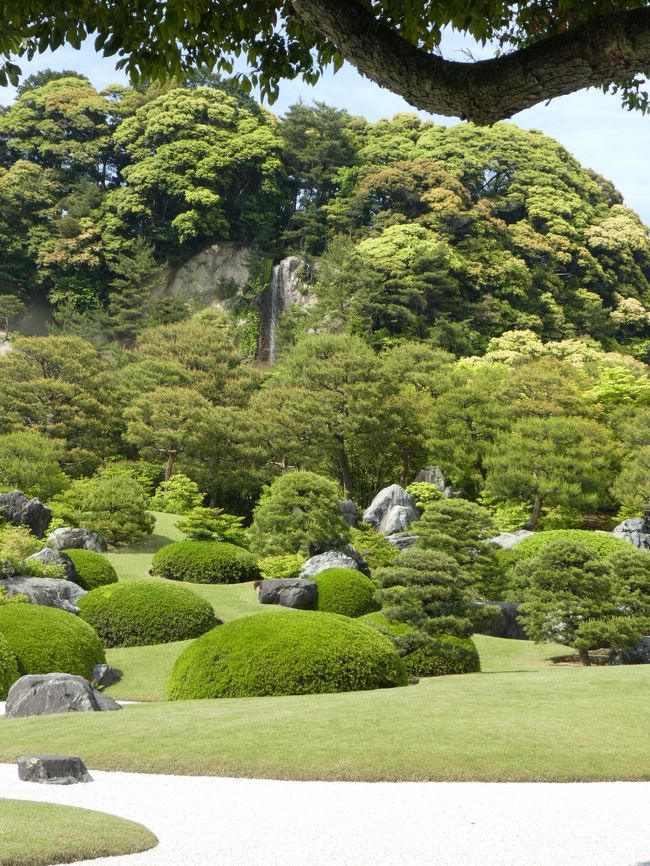 名古屋を出発して足立美術館・出雲大社・松江城を巡る一泊二日のコース。某旅行社主催のバスツアーに参加しました。名古屋駅集合・出発は午前7時30分。バスは普通の観光バスでトイレなしです。途中、1時間半から2時間の間隔でサービスエリアで休憩。往復とも各3回。