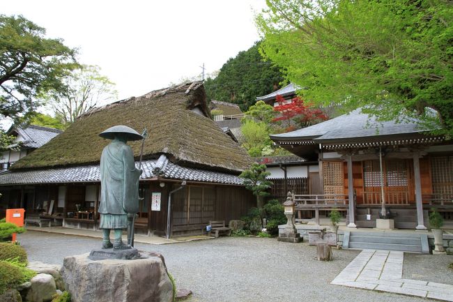 堀越癪観音<br /><br />和歌山県伊都郡かつらぎ町の山深い地に立地しています。<br />県道61号の蔵王峠を過ぎて一部極端に狭い道路を通り、かなり緊張する運転を強いられて堀越癪観音へお参りしました。<br /><br />役行者ゆかりのお寺で癪（胸や腹の痛み）に対しての霊験あらたかな十一面観世音菩薩を本尊にお祀りしています。<br /><br />境内の様子です。<br />茅葺きの庫裏が印象的です。<br />右手には本堂、役行者の立像、左端に郵便ポストが見えます。<br /><br />