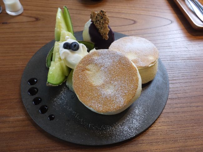 ゴールデンウイークに入り急にパンケーキが食べたくなったのであれこれ迷ううちに結局『菓ふぇMURAKAMI』さんに落ち着きました。<br /><br />天候が良く無かったにもかかわらず、お店の席は次々に埋まっていきました。<br /><br /><br /><br /><br /><br />金沢へ・・・・・<br />