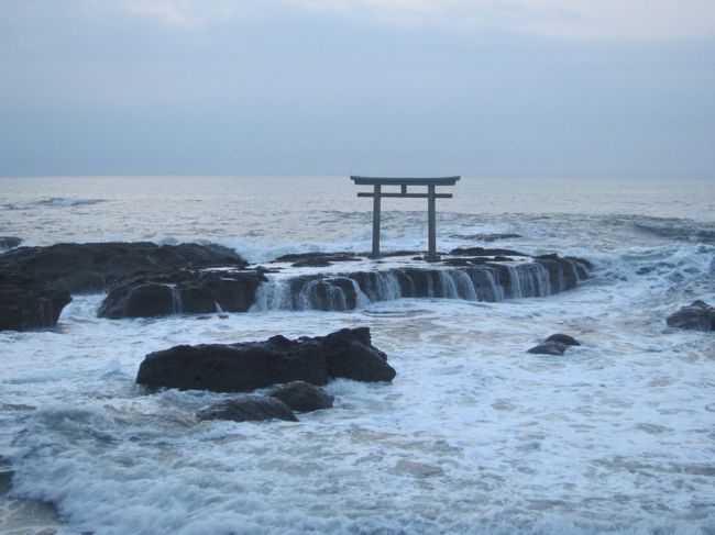 茨城県にある日本最強クラスのパワースポットともいわれる御岩神社＆かびれ神宮に行ってきました。ついでに大洗磯前神社とひたち海浜公園のネモフィラを見てきました。<br /><br />★旅行記４のルート<br />神磯の鳥居（日の出）→大洗磯前神社<br /><br />１．パワースポットめぐり 御岩神社 御岩山回向祭<br />２．パワースポットめぐり カビレ神宮＆御岩山頂<br />３．日立駅 はせ川ドーナツ～海の見えるシーバーズカフェ～味どころ あかま～湯楽の里<br />４．神磯の鳥居から日の出を見る＆大洗磯前神社←★今ここ<br />５　ひたち海浜公園①（ ネモフィラ～ネモフィラブルーラテ～スイセン）<br />６．ひたち海浜公園②（ 満開のチューリップ）<br />７．ひたち海浜公園③（ネモフィラカレー～ネモフィラ）