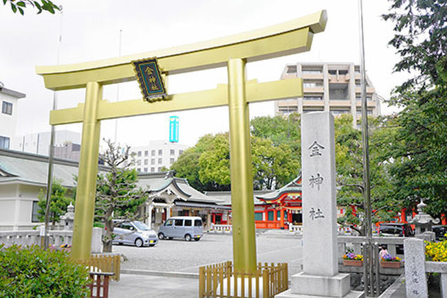 5月1日 今日から令和。良き時代となりますように・・・。<br />最近は御朱印を集めている方もけっこういらっしゃるようです。私は集めてはいませんが、先月、岐阜へ行ったとき金神社(こがねじんじゃ)に行ってきました。<br />岐阜駅からは徒歩圏内のけっこう街中にある小さな神社ですが、名前の通り、お金にまつわる神社です。こがねじんじゃと読みます。鳥居も金色。で、御朱印文字が月に一度だけ、金色になるそうです。御朱印を集めている人には興味深いかもしれません。