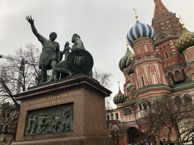 モスクワ3日目午後の様子です。美味しいお昼を食べた後に、赤の広場へ向かいました。雪はだんだん止んできました。ロシアの人は雪の時は傘をささないけど、雨が降る時はさすそうです。