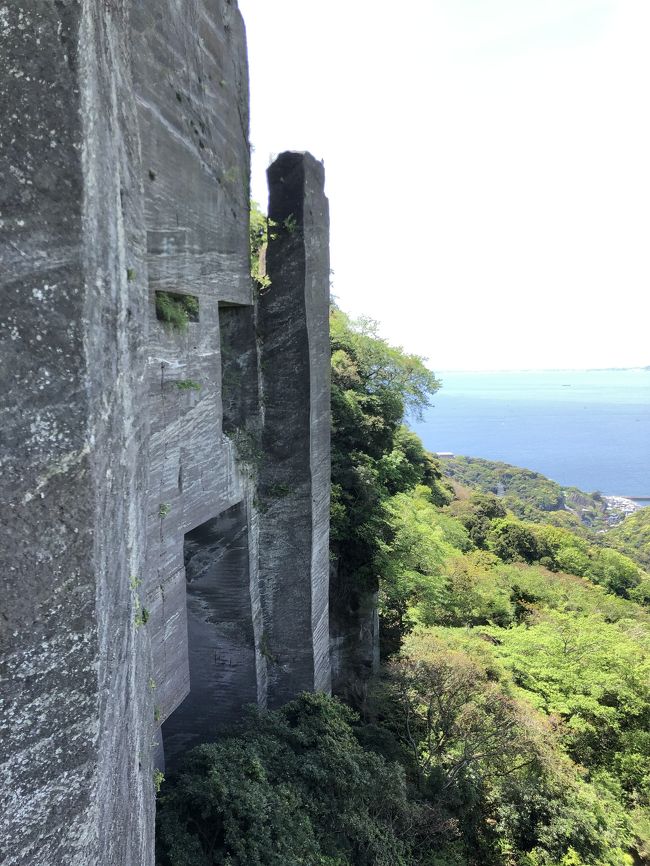 鈍った身体を動かしたくて、気候の良いGWはハイキングへ。今年は以前から気になっていた鋸山へ向かいました。<br /><br />電車で浜金谷駅に向かい、鋸山を徒歩で登り、ロープウェイで下山するコースにしました。<br /><br />鋸山ハイキングと日本寺参拝とグルメまで、1日欲張りコースです。