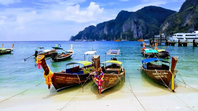 8日間の旅行もここで折り返しのピピ島。<br /><br />ホテルが近い港付近のビーチはそんなにきれいじゃないそうだから、離島やきれいなビーチに行く計画を立てるも、ネットではプーケットやグラビ発のツアーばかりでピピ島発はなかなか見つけられない。<br /><br />そんな中、年末年始の旅行で当日ボートタクシーを2,000バーツで借りたというブログを見つけちゃう。<br />あー、現地でいけそうじゃん。<br /><br />しかし、プーケット到着時のガイドさんに「2,000!?ホント?ホントに?…うーん、まあ交渉頑張って」とか言われちゃう。<br /><br />果たして離島に行けるのか?<br /><br />【日程】☆:この旅行記<br />・1日目<br /> - 成田 -CX509→ 香港 -KA214 → プーケット <br /> - ムエタイ観戦@Patong Boxing Stadium<br /> - 宿泊@ディーバナパトンリゾート&スパ<br /><br />・2日目<br /> - マッサージ@Healthland<br /> - 昼食@Briley<br /> - プール@ホテル<br /> - 夕食@Trattoria Capri da Rico<br /> - 宿泊@ディーバナパトンリゾート&スパ<br /><br />・3日目<br /> - プーケット -フェリー → ピピ島<br /> ☆島めぐり@ボートタクシー<br /> ☆プール@ホテル<br /> ☆マッサージ@Baan Sabai Thai Massage<br /> ☆夕食@Only Noodle<br /> ☆呑み@Reggae Bar<br /> ☆宿泊@ピピホテル<br /><br />・4日目<br /> ☆ビーチ巡り@ボートタクシー<br /> ☆プール@ホテル<br /> ☆昼食@Only Noodle<br /> ☆夕食@Rosniyom<br /> ☆マッサージ@Baan Sabai Thai Massage<br /> ☆宿泊@ピピホテル<br /><br />・5日目<br /> ☆ピピ島 -フェリー → プーケット- PG274 →バンコク<br /> - マッサージ@Baan Dalah MindBody Spa<br /> - 夕食@イムチャン<br /> - 宿泊@グランデセンターポイントホテル ターミナル21<br /><br />・6日目<br /> - 足裏@徐瑞鴻診療所<br /> - プール@ホテル<br /> - 昼食@イムチャン<br /> - マッサージ@Urban Retreat<br /> - 夕食@フードコート(Terminal 21)<br /> - 宿泊@グランデセンターポイントホテル ターミナル21<br /><br />・7日目<br /> ・マッサージ@ハイポータイマッサージ<br /> - プール@ホテル<br /> - 昼食@フードコート(Terminal 21)<br /> - バンコク - CX704 → 香港<br /><br />・8日目<br /> - 香港 - CX524 →成田