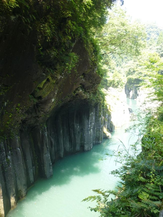 昨年の出雲に続いて、神旅第二弾！<br />神話の里・高千穂へ<br /><br />いよいよ高千穂峡<br />昨晩はライトアップ「神あかり」で幻想的な滝、今日はを太陽の下、ついにあの景色をこの目で！<br />ボートも楽しみにしてきたけど、数日前に続いた大雨で希望薄・・・<br /><br /><br />　阿蘇（熊本県）<br />★高千穂（宮崎県）<br />　霧島（鹿児島県）<br />　桜島（鹿児島県）