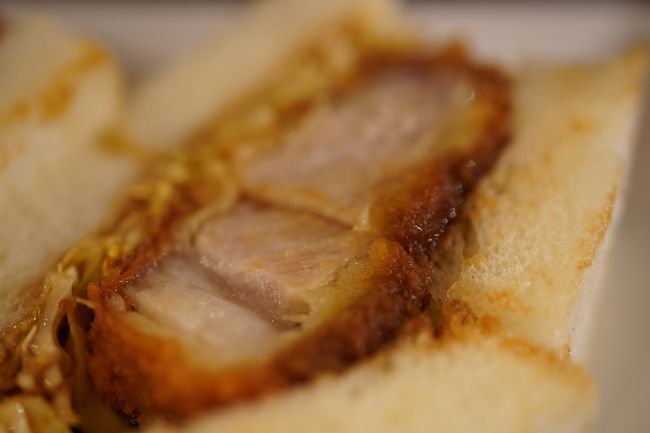 築地へ。今日はお魚屋さんはパスかな?お出かけもあるんで、自炊する日が限られる…<br /><br />ので、コーヒー屋さんと…友人がこないだ喰うたらしい、小田保さんのかつサンド。わたし、まだ喰うたことなかったんで、一度頂いてみますかね。