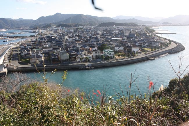 2018年の冬休み、島根と山口に行ってきました。<br />旅の目的は、<br />①久しぶりに東京駅から出雲市駅まで寝台特急「サンライズ出雲」を乗り通す。<br />②島根、山口の「男はつらいよ」のロケ地に行く。<br />③山口県の鉄道の未乗区間を乗る。<br />④角島大橋、青海大橋を渡る。<br />です。<br />年末の一人旅は11年振りでした。<br />その11は、青海大橋と仙崎散策編です。<br /><br />その1 出発と寝台特急「サンライズ出雲」乗車編https://4travel.jp/travelogue/11437298<br />その2 山陰本線出雲市~温泉津間乗車編https://4travel.jp/travelogue/11437786<br />その3 温泉津温泉散策編https://4travel.jp/travelogue/11438267<br />その4 山陰本線温泉津~益田間乗車と江津散策編https://4travel.jp/travelogue/11439756<br />その5 益田散策と山陰本線益田~長門市間乗車編https://4travel.jp/travelogue/11440249<br />その6 山陰本線長門市~特牛間乗車と角島大橋編https://4travel.jp/travelogue/11442957<br />その7 山陰本線阿川~下関間乗車編https://4travel.jp/travelogue/11443903<br />その8 下関散策編https://4travel.jp/travelogue/11444410<br />その9 続・下関散策編https://4travel.jp/travelogue/11449539<br />その10 美祢線乗車編https://4travel.jp/travelogue/11486521