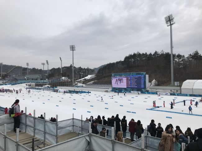 夢の平昌パラリンピック観戦に出向きました。<br />本当はオリンピック観戦を目指した所でしたが、なかなか休みと見たい競技のマッチングがうまくいかずに断念。<br />パラリンピック最終日の2018.3.18の観戦となりましたが、ネット予約でチケットもゲットして、スムーズに観戦出来ました。<br /><br />★1日目<br />　羽田空港 15:35→韓国ソウル・金浦空港 18:10<br />　　JAL093便ビジネスクラス<br />　<br />　金浦空港駅→ソウル駅　空港鉄道A&#39;REX<br />　ソウル駅→清涼里駅　　ソウル地下鉄1号線<br />　清涼里駅 20:22→江陵駅 22:03　KTX831号特室<br />　江陵駅からタクシーで、宿泊先「ホテル ヨギウッテ ギョンポ」着<br /><br />★2日目<br />　朝、宿泊先近くの海辺散策後、タクシーで珍富駅へ。<br />　珍富駅→会場「アルペンシアオリンピックパーク」へ <br />　　無料シャトルバス TS3<br />　平昌パラリンピック最終日 スキー距離混合リレー10km観戦<br /><br />　競技観戦後、無料シャトルバスTS6で大関嶺駐車場、<br />　無料シャトルバスTX21で北江陵駐車場、<br />　無料シャトルバスTS10と乗り継ぎ、江陵オリンピックパークへ。<br /><br />　江陵オリンピックパークで、ジャパンハウス見学、プルコギの昼食、<br />　グッズ購入。江陵駅まで徒歩。<br />　江陵駅 14:30→ソウル駅 16:29 KTX820号特室<br />　ソウル駅→金浦空港駅 空港鉄道A&#39;REX<br /><br />　金浦空港ロッテ免税店にてキムチ、チョコレート等土産購入<br />　韓国ソウル・金浦空港 19:15→羽田空港 21:20<br />　　JAL093便ビジネスクラス　