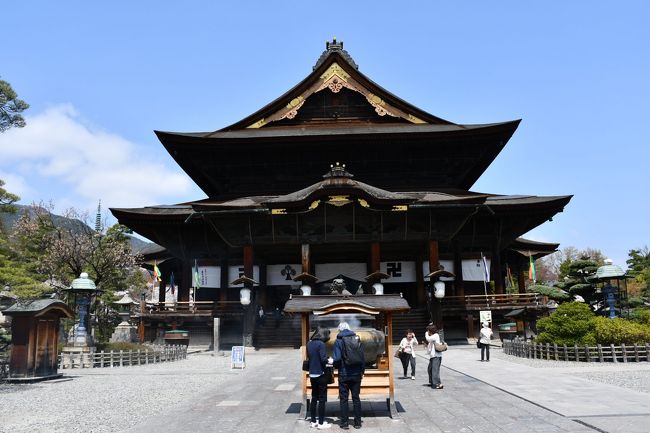 善光寺さんは珍しい御宗旨で、月替わりで天台宗と浄土宗が輪番になっているそうです。大きな伽藍で、堂内には三十以上の塔頭や宿坊があって宿泊体験もできます。門前にはお店が並んでいて、駅まで参道は一本道です。