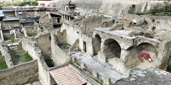 毎年恒例の、ANAマイルの特典航空券を使って行くヨーロッパ旅行。今年のメインはシチリアです。シチリアには直行便がないので、新規就航のANAのウィーン便を使いました。10月に一斉解放となったため、半年前でもビジネスクラスの予約が取れたのはラッキー♪<br /><br />ナポリでは中央駅近くのB&amp;Bに泊まり、ポンペイ日帰りとナポリ市内観光を楽しみました。<br /><br />【全体の行程】<br />4/7　深夜便でウィーンへ<br />4/8　ウィーンからブダペスト<br />4/9　ブダペストからウィーン　→①おまけのブダペストで夜景を満喫（https://4travel.jp/travelogue/11485585）<br />4/10　ウィーン→ナポリ経由サレルノへ<br />4/11　アマルフィ日帰り　→②サレルノを起点にアマルフィと絶品モッツァレラ直売所（http://4travel.jp/travelogue/11485753）<br />4/12　サレルノからナポリへ<br />4/13　ナポリからポンペイ日帰り　③ポンペイとナポリ観光、フェリーでパレルモへ（https://4travel.jp/travelogue/11487185）<br />4/14　ナポリ観光　夜のフェリーでパレルモへ　<br />4/15　パレルモ観光<br />4/16　パレルモ観光<br />4/17　パレルモ観光　④パレルモのアパートメントでチョイ住み（https://4travel.jp/travelogue/11491092）<br />4/18　レンタカーでトラパニ経由アグリジェントのアグリツーリズモへ<br />4/19　アグリジェントの遺跡とワイナリーロカンダへ　⑤レンタカーでエリーチェ、トラパニそしてアグリジェント（https://4travel.jp/travelogue/11495423）<br />4/20　カルタジローネ、モディカ、ラグーサ泊　⑥ワイナリー宿泊とバロック（https://4travel.jp/travelogue/11498887）<br />4/21　ラグーサ新市街とノート、シラクーサ泊　⑦レンタカーでバロックの街ノートからシラクーサへ　https://4travel.jp/travelogue/11501093<br />4/22　シラクーサ観光<br />4/23　カターニャとタオルミーナ泊<br />4/24　タオルミーナ観光　https://4travel.jp/travelogue/11503361<br />4/25　夜の飛行機でカターニャ空港からウィーンへ<br />4/26　ウィーンからANA直行便で羽田へ帰国<br />