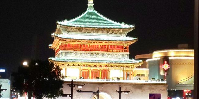 死ぬ前にどうしても見たかった兵馬俑とシルクロードの旅のために西安から敦煌に行きました。まずは上海経由西安に入り、それから敦煌に行きました。西安の町中は随所に城壁が張り巡らされその中が市内、外が市外と呼んでるようですが、これは明代のもので秦から唐の頃は四方40平方キロに及ぶとてつもないものだったようです。兵馬俑は圧巻です。ただ中国の祝日と重なり大変な混雑でした。敦煌は少なかったです。莫高窟は東西アジアの文化の融合の結晶でした。街も素のままの中国という感じで夜市も楽しかったです
