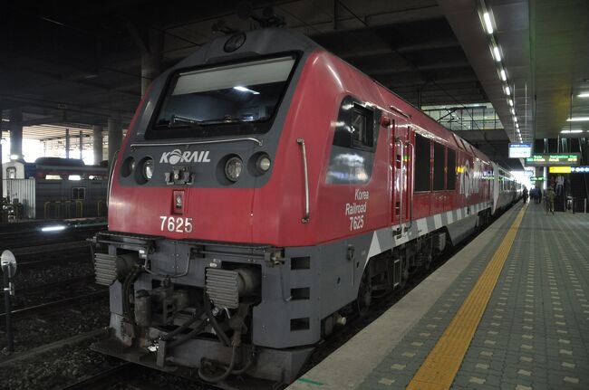 ゴールデンウィーク中のような人の往来が激しい時はふだん旅行しないのですが、2019年5月1日、改元の日には、私は韓国にいました。<br /> デルタ航空「ニッポン500マイルキャンペーン」で貯まった15,000マイルを利用して、大韓航空の日韓線の特典航空券を予約しました。このキャンペーンの特典航空券を利用しての韓国旅行は確か4回目です。<br /> 特典航空券取得に当たってはルールが変わり、日韓線については金・土・日曜日の発着は予約できなくなりました。ただし、祝日とかは関係ないので、改元前後に休みになるのを利用して予約したのでした。<br /> 予約したのは、2018年11月、関西空港から仁川空港への行き4月30日発帰り5月2日着で予約、支払金額は6,080円、出国税も払っていません。(笑)<br /> 友人は4月29日発5月2日着で予約、4月30日夜にソウルで合流することにしました。<br /> 清涼里駅からアウラジ行きA-trainに乗ります。