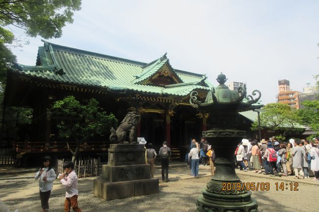 ゴールデン ウイークも後半に入りました。5月3日・文京区の「根津神社・つつじ祭り」に出掛けました。このお祭りは有名で第50回になります。お天気が良かったので初めてですが行きました。「根津神社」の参拝も初めてです。東京は広いですね。「浅草寺病院」で生まれて育ったのに、今まで一度も行かなかったなんて本当に東京は広い。<br />「根津神社」も広い。神社の境内は、参拝者・観「ツツジ苑」の観光者で賑わって(大混雑)いました。お祭り本部の方にお聞きしました。「今日だけで10万人位の人出出すか ?」・・・「今日はそんなには・・・27日から6日までやりますから累計では・・・」。「亀戸天神」でも人出は多かったけれど・ここでも・・・。「安・近・短・75%の庶民は堅実ですね。<br />お祭りの定番・沢山の屋台(100軒位)も出ています。「ツツジ祭り」は5月6日までです。<br /><br />