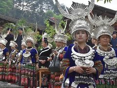 銀装の乙女が舞う！   ミャオ族のお祭り　　多彩貴州少数民族地帯を行く。