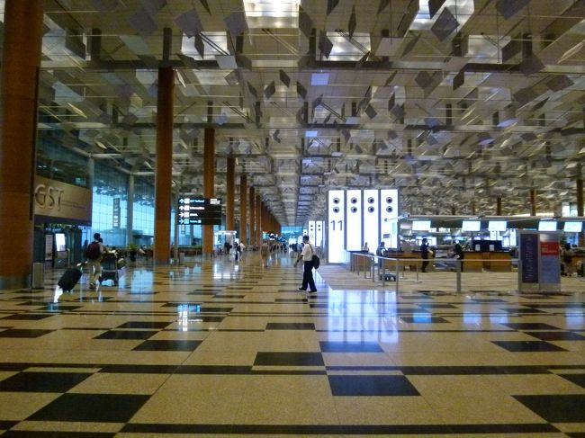 いよいよ帰国。<br /><br />一般的に国際線出発の2~3時間前には空港に到着しておいた方が良いとの事。今回利用するシンガポール航空の場合は、チェックインはネットで事前に出来ますが、東南アジア屈指のハブ空港であるチャンギ空港とあって、利用客も多く、荷物預けや保安検査場、出国審査等々で時間が消費され、更に子連れとなればトイレや水分補給も念頭に入れた行動は必須です。<br /><br />搭乗するのは9:25発のSQ0012便なので、連休で混み合うだろうし、7:00位には空港には到着しておきたい。調べたら各旅行会社ともに、市内ホテルから空港への現地オプショナルもあるらしい。<br />・HIS「混乗送迎プラン (ガイド無し)00:01 ~ 09:59 ご出発便 ガイド無し」2名以上料金で1人あたり3,790円 (S$48.00)、1名催行7,590円 (S$96.00)<br />・JTB「空港送迎 (片道)(22:01-09:59間出発のフライト)【市内ホテル⇒空港】コンビバスプラン」1名から催行可で1人あたり14,401円 日本円払<br />・ホットホリデー「専用車利用(チャーター)空港送迎 市内ホテル発シンガポール空港行き (片道)シンガポール市内ホテルお迎え ベンツ200 (現地語運転手のみ) 22:00-7:59の夜間利用」1名から催行可で1人あたり12,661円(S$160.00)<br />安心確実は保証出来るが、早朝利用となると通常よりも割高設定とは言え、3人分ともなると出費も痛いのが実情なので結局却下。<br /><br />空港までは荷物もあるので、タクシーでの移動も考えましたが、実はMRTでもベイフロント駅始発から数本目までに乗れれば、目的の時間にはチャンギ空港到着は可能との事。<br /><br />ベイフロント駅からチャンギエアポート駅までの、e-link割引運賃がS$1.75に対し、持っているez-linkの残額がS$2.27なのでうまく使い切れます。<br /><br />【ツアー】<br />なし(HISオンライン予約「正規割引航空券 シンガポール航空」)<br />【日程】<br />06:11 MRTダウンタウン線 ベイフロント駅→エキスポ駅<br />06:49 エキスポ駅着<br />06:58 MRT東西線チャンギ空港支線 エキスポ駅→チャンギエアポート駅<br />07:06 チャンギエアポート駅着<br />07:38 スカイトレイン ターミナル3(Station B)→ターミナル1(Station C)<br />07:42 ターミナル1(Station C)着<br />07:42 徒歩 ターミナル1→ターミナル3<br />08:00 朝食「KrisFlyer Gold Lounge」<br />08:45 スカイトレイン ターミナル3(Station B)→ターミナル1(Station C)<br />08:49 ターミナル1(Station C)着<br />09:45 SQ0012 シンガポール→成田<br />11:10(日本時間12:10) 機内食<br />17:17 成田到着<br />