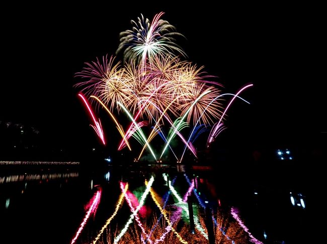 八景島シーパラダイスでは、ゴールデンウィーク期間中には毎日花火のショーがあるということで、見に行って来ました。明るい鮮やかな花火が音楽とともに打ち上げられてとても綺麗でした。。