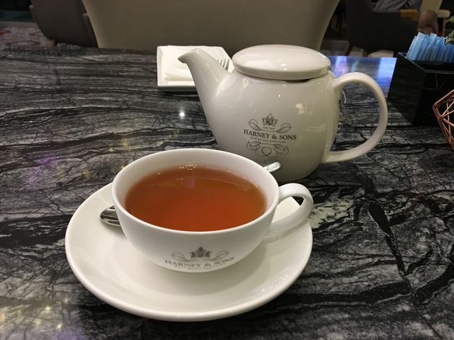 ANAで成田空港から出発しクアラルンプールへ、翌日シンガポール航空でクアラルンプールからシンガポールを経由しバリ島へ。<br />弾丸バリ島のあとは再びクアラルンプールへ戻りホテルライフを満喫したGW旅です。<br /><br />クアラルンプール前半は、宿泊経験のあるアロフトとルメリディアンKLです。<br />