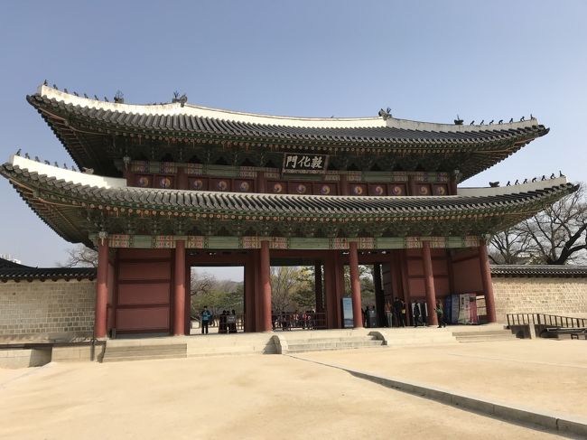 今回は孫との、二度目の韓国旅行で、自分で日程を組みました。<br />空港から、すべて、地下鉄で移動<br />まずは、世界遺産の、昌徳宮　１４０５年に創建された朝鮮王国の故宮（宮殿）で、敦化門は世界最古の正門、最古の、石橋がある。王宮の、御所、広大な庭園、秘苑と自然の美しさに、感動しました。<br />北村韓屋村は、貴族の佇まいがあり、散策。南大門では500ﾒｰﾄﾙにわたり、市場が広がりｼｮｯﾋﾟﾝｸﾞ。<br />翌日は、”BTS”　army の孫の希望で、BTSの聖地めぐり、梨泰院のLINEﾌﾚﾝｽﾞｽﾄｱ　BT21では、BTSのグッズとカフェがあり、大いに楽しんでいました。明洞～新沙～鶴洞～建大～東大門とソウルを満喫。ｼｮｯﾋﾟﾝｸﾞ三昧で２泊３日の旅は、大、大満足とても有意義でした。<br /><br />