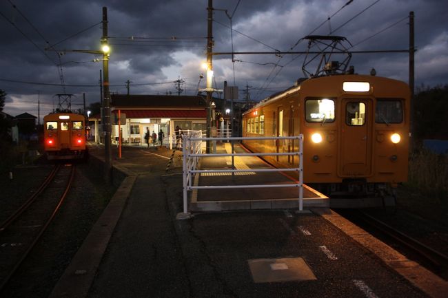 2018年の冬休み、島根と山口に行ってきました。<br />旅の目的は、<br />①久しぶりに東京駅から出雲市駅まで寝台特急「サンライズ出雲」を乗り通す。<br />②島根、山口の「男はつらいよ」のロケ地に行く。<br />③山口県の鉄道の未乗区間を乗る。<br />④角島大橋、青海大橋を渡る。<br />です。<br />年末の一人旅は11年振りでした。<br />その13は、小野田線乗車編です。<br /><br />その1 出発と寝台特急「サンライズ出雲」乗車編https://4travel.jp/travelogue/11437298<br />その2 山陰本線出雲市~温泉津間乗車編https://4travel.jp/travelogue/11437786<br />その3 温泉津温泉散策編https://4travel.jp/travelogue/11438267<br />その4 山陰本線温泉津~益田間乗車と江津散策編https://4travel.jp/travelogue/11439756<br />その5 益田散策と山陰本線益田~長門市間乗車編https://4travel.jp/travelogue/11440249<br />その6 山陰本線長門市~特牛間乗車と角島大橋編https://4travel.jp/travelogue/11442957<br />その7 山陰本線阿川~下関間乗車編https://4travel.jp/travelogue/11443903<br />その8 下関散策編https://4travel.jp/travelogue/11444410<br />その9 続・下関散策編https://4travel.jp/travelogue/11449539<br />その10 美祢線乗車編https://4travel.jp/travelogue/11486521<br />その11 青海大橋と仙崎散策編https://4travel.jp/travelogue/11487022<br />その12 美祢線・山口線乗車編https://4travel.jp/travelogue/11487456