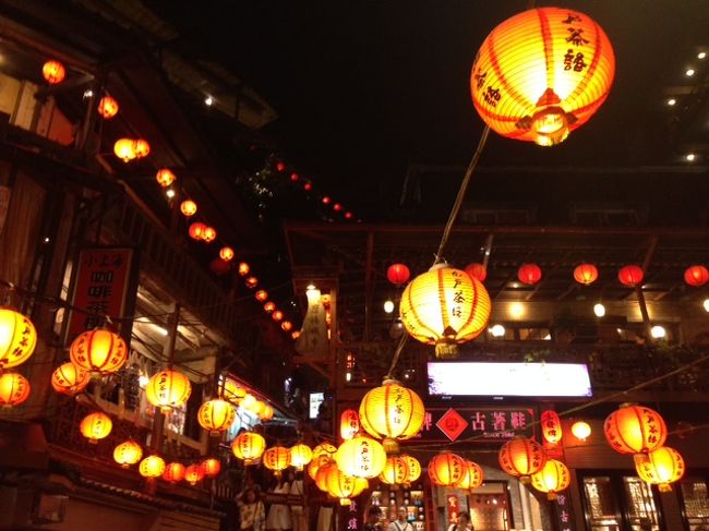 お盆休みの長期休暇を利用して台北へ行ってきました。<br /><br />ずっと行きたかったけど、いつでも行けると思いはや数年。<br /><br />ようやく行くことになりました。<br /><br />台北市内と九份という「初めての台北」で行っておきたい場所はだいたい網羅できたと思います。