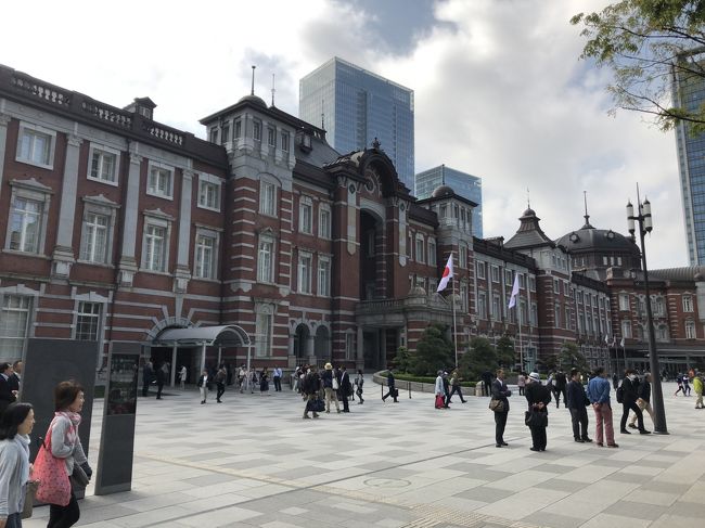 荒川沖駅０６：５６電車に乗車し東京駅でたのが０８：０８頃、写真撮り一路皇居へ！！<br />『天皇陛下ご退位され、令和新元号と新しい天皇皇后両陛下及びご皇族の方々をお祝いする一般参賀に行きました』、警察官の整理により待ち列に並んだのが０８：３０頃、少し涼しかったのですがゆっくりと日差しが・・・並んで待っている間、数回の救急車が・熱中症等で気分が悪くなられた参賀者の人達の救急搬送でした。<br /><br />２時間３０分待てば１１時お出まし時の６列目前後に・・・もろくもその考えはぶっ壊され１２時お出ましの時間、それも真ん中列よりも後方。(確かに過去の参賀よりももの凄い人出の参賀者に驚いたのが第一印象)・皆様ご参考に！！<br /><br />並んでいるときに「ボランティア活動者の方々、我が国の素晴らしい日の丸お祝い国旗・配られ」頂戴しましたが｢お声掛けられ気がつきました(*^▽^*)｣、私の存じている方・平身低頭お礼言葉と頑張ってくださいお疲れ様です！！の私のご返礼。<br /><br />『更に並んで待っている間、私の横の少し年配男性が・・・』頭等打ちつけた形跡なかったので「直ちに応急初期手当と、廻りの方々の協力を得て到着した救急車に初期応急手当内容・容体状況を話し引き継ぎました」。<br /><br />文句、他のああだこうだでは全くないです・・・御皇室は明らかに女性多勢、遠くからでも解るお召し物に驚くと共にこれぞご皇室と思い感じました。<br /><br />お出まし等終わって出口に出たの１２時３０分頃。荒川沖駅から出口まで約５時間２０分、喫煙していない！！飲料はお出まし広場隅っこにあった、公園に設置されている形態での飲用のみ。<br /><br />観光バス駐車場に確かトイレ・自販機、その横が少し樹木で覆われた喫煙場所を思いだし(*^▽^*)喫煙開始と自販機飲料に一息も二息も行けることが出来ました、<br /><br />それから、東京に赴いたときは必ずのコース『大手門経由で国会議事堂・頭垂れ～首相官邸ヶ・頭垂れ～千鳥ヶ淵戦没者墓園・参拝～靖国神社・参拝』はやや暑いながらも健康管理キープで徒歩移動。(１４時３０分頃からゴロゴロさんの泣き声とほんの少し程度のポツリポツリが断続的)<br /><br />途中でしたが｢憲政記念館が目に入り館内見学しました｣！！一つも二つも知識導入することが出来ました(*^▽^*)<br /><br />帰路は恒例の「アメ横での買い物・主に海産物、従は果物類(*^▽^*)」は大満足！！！。<br /><br />自宅到着、夕食は近くの「すき家・並み牛丼・豚汁・お新香セットはクーポン使用で５０円引き(*^▽^*)」常磐線・ある駅での車内急患の者救急搬送実施のために７分遅れでしたが２１時２０分頃に無事到着。<br />