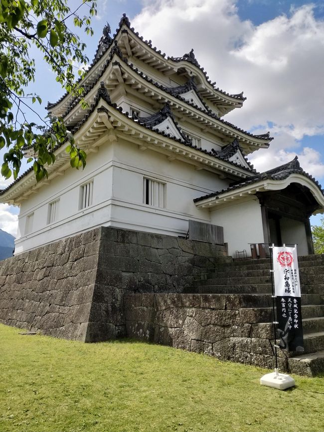 　2019/4/26～4/29に行ってきた、四国旅行の記録です。<br />　今回は四国の現存天守全踏破をテーマに回ってきました。<br /><br />　松山(通過)→伊予大洲(大洲城、臥龍山荘)→宇和島(天赦園、宇和島城)→松山(松山城、湯築城、道後温泉)→今治(今治城)→高松(栗林公園、高松城)→丸亀(丸亀城、中津万象園)→高知(高知城)。<br /><br />　列車で四国を縦横断し、鳥のように余裕なく飛び回っていましたが、無事全ての天守を踏破してきました。<br /><br />　では1日目(伊予大洲、宇和島)。