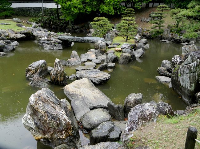 本来は家人と4泊5日の四国旅行を計画した.本来は海外に行きたかったが,長い休みが取れない可能性があり,休暇が決まった時にはくそ高い席しか空いていなかった.マイル稼ぎのためプレミアム旅割に.ところが直前になり家人が調子が悪くなりキャンセル.一人旅となる.せっかく家人用にのんびりしたたびにしたのに残念.<br />旅程は<br />5/1 0855 NH281で徳島へ 雨の中徳島市内,恩山寺,立江寺,阿南市ロイヤルガーデンホテル 朝食付き7000円<br />5/2 甲浦から日和佐間 阿佐海岸鉄道阿佐東線,牟岐線に往復乗車<br />南阿波サンライン,海部鞆浦へ ホテルリビエラししくい 2回目の宿泊 18660円<br />5/3 室戸岬周辺 廃校水族館など 奈半利から国道493号線にいくも県道12号線のT字路で時間もなく断念 香南市の海辺の果樹園に宿泊 22000円<br />5/4 奥祖谷 二重かずら橋まで行く.落合集落や東祖谷民俗資料館や小采家,阿佐家,旧喜多家.遠かったしすごい道だった.ホテル秘境の湯泊 23220円 <br />5/5 高知までもどり豊楽寺薬師堂へ,脇町により,1520発NH284 便で帰京した.ホテルの連休のくそ高さに閉口した.このところのインバウンドでも旅館代が高くなっているしね.これなら海外のほうがいいと思う<br /><br />ここでは徳島中央公園,徳島市立徳島城博物館,城山,瑞巌寺を紹介.瑞巌寺は庭園が閉鎖されていて残念だったが緑はきれいだった.城山は見かけよりずっと険しかった.博物館はもう少し充実した展示が欲しかった.旧徳島城表御殿庭園はたしかに石がすごい庭園だった.<br />半そで持ってこなかったのでユニクロによって購入.