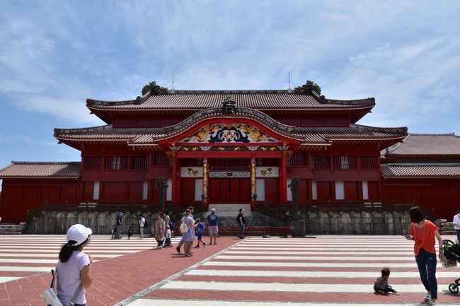 今年のゴールデンウィークは有難いことに10連休。そこで思い切って沖縄に一人旅をすることに決定!見ながら心の赴くままにいろんな場所をふらついてきました。<br />ツアーに入らない完全一人旅はこれが初で、勇気を出して一人居酒屋にもチャレンジ(笑)<br />航空券・宿泊費はふだんの倍近くかかったけれど、天候にも恵まれ素晴らしい景色に心洗われた最高の5日間でした。