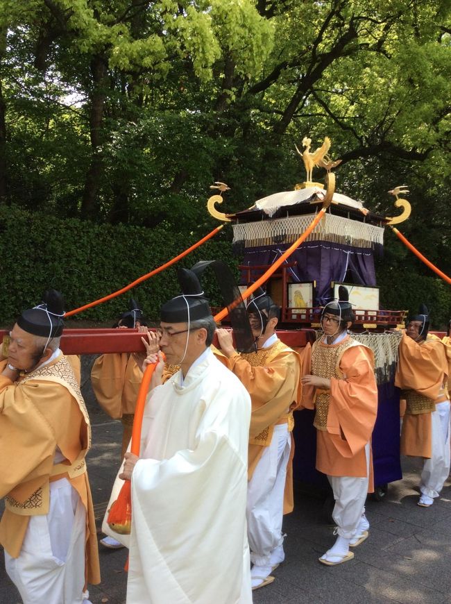 熱田神宮の神事   神輿渡御神事(しんよとぎょしんじ)<br />に行ってまいりました<br />王朝絵巻さながらに色とりどりの雅やかな装束を著けた奉仕者が、神輿を中心に御神宝を捧持し行列を整え、本宮から鎮皇門跡(西門)まで進み、お祭りを行います<br /><br />雅楽が心地よく響くなか、見惚れてしまいました