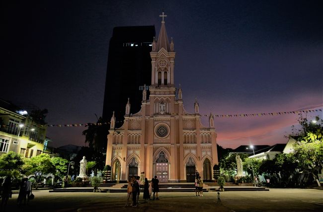 今年のゴールデンウイークは平成から令和に元号が変わるため平成最後の海外旅行となります。<br /><br />新しい時代も楽しい旅ができる事を祈ってベトナムに旅立ちました。<br /><br />ベトナムは2012年に統一縦断鉄道乗り鉄の旅でホーチミンからフエを経由してハノイまで旅行した時以来今回3回目の訪問となります。<br /><br />その時、ダナンからフエまで鉄道でハイヴァン峠を通過した際にいつかはダナンとホイアンに来たいと思ってました。それから年月が経過しましたがやっと実現する事ができました。<br /><br />当初の計画はフエ再訪と、ハノイからダノンまで鉄道で行く予定でしたが、ハノイ観光を重視したためぎりぎりになって飛行機に変更しました。　　　フエ日帰り観光も往路鉄道・復路寝台バスで行こうとしましたが、片道3時間かかるため断念、今回は鉄分のない旅行となりました。<br /><br />第4回目は五行山（マーブルマウンテン）後半とダナンの夜を紹介します。<br /><br />今回の旅の世界遺産<br />登録名：古都ホイアン<br />登録年：1999年<br />分類　：文化遺産<br /><br />-全日程-<br />◎が今回の旅行記<br />平成31年<br />4月27日（土）　<br />下関8:00分発　（サンデンバス）　博多9:32分着　<br />福岡空港11:00分発　（JL310)　羽田12:40分着<br />羽田空港駅13:00分　（京急・京成）成田空港駅15:15分<br />成田空港18:25分発　（JL751）ハノイ22:40分着<br />4月28日（日）　<br />ハノイ 8:00分発　（VN159）ダナン　9:20分着　<br />ダナン市内観光<br />◎4月29日（月）　<br />ダナン 五行山観光　<br />4月30日（火）　<br />ダナン観光（気が向いたらフエ日帰り観光）<br />令和元年<br />5月1日（水）　<br />ダナン13:00分発　（タクシー)　ホイアン13:45駅<br />ホイアン半日観光　                                                                 　     5月2日（木）<br />ホイアン1日観光<br />5月3日（金）<br />ホイアン　（タクシー）　ダナン<br />ダナン　10:40分発　（VJ510)　ハノイ 12:00分着<br />5月4日（土）<br />ハノイ市内1日観光<br />5月5日（日）<br />ハノイ 0:10分発　（LJ752)  成田空港7:15分着<br />成田空港8:15分頃発　（京成・京急)　羽田空港10:40分頃<br />羽田空港11:15分発　（JL267)　福岡13:05分着<br />博多 14:20分発　（サンデンバス）下関<br />				<br />写真は夕暮れのダナン大聖堂<br /> <br />